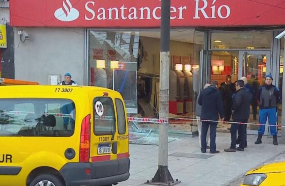 Hicieron explotar un cajero automático en Wilde y robaron el dinero que tenía