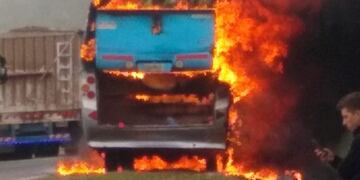 Un colectivo de la empresa Lisan se prendió fuego a la altura de Lehmann