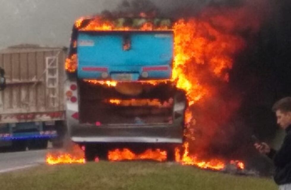 Solo un susto: se incendió un colectivo en plena ruta 34