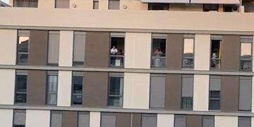 Quiso romper la cuarentena y se cayo desde un segundo piso\u002E (web)