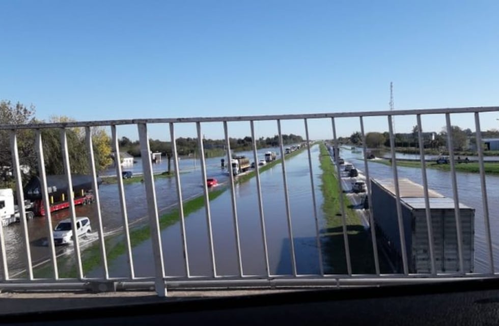 Bajo el agua: rutas y autopista a Buenos Aires anegadas por las incesantes lluvias
