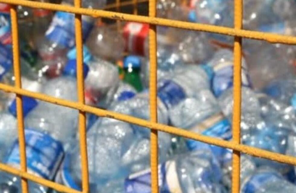 Contenedores amarillo se instalarán para tirar botellas de plástico