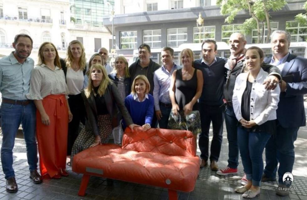 La Legislatura porteña instaló un banco rojo en memoria de las víctimas de femicidios