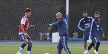 MLB04 MELBOURNE (AUSTRALIA) 05/06/2017\u002E- El nuevo seleccionador de Argentina, Jorge Sampaoli (c), junto al delantero Lionel Messi (d) durante un entrenamiento en el campus Bundoora de la Universidad de La Trobe en Melbourne (Australia), hoy, 5 de junio de 2017\u002E Argentina se enfrentaru00e1 a Brasil en un partido amistoso el pru00f3ximo 9 de junio en el Melbourne Cricket Ground\u002E EFE/Julian Smith PROHIBIDO SU USO EN AUSTRALIA Y NUEVA ZELANDA