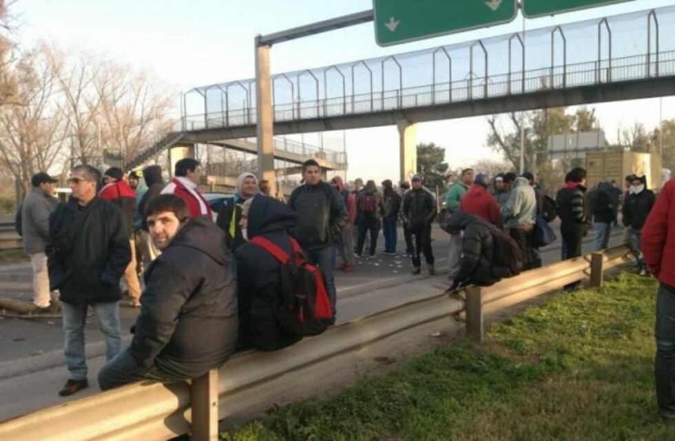 Continúa el corte de trabajadores de Cresta Roja en la autopista Ezeiza-Cañuelas