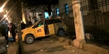 Un taxi derribó las rejas del hospital San Roque