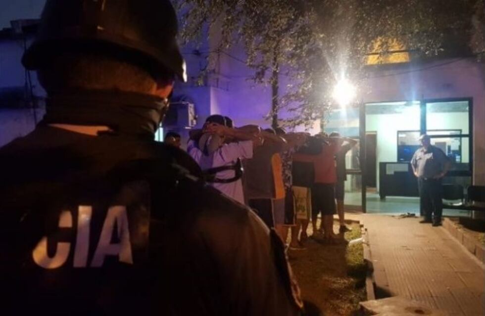 Violación de cuarentena: demoraron a 15 hombres que jugaban un torneo barrial de fútbol