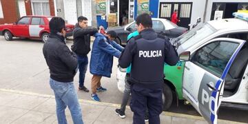 La Plata: asaltaron a un comisario mayor retirado devenido en cobrador y detienen a un policía