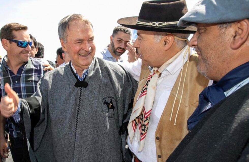 Schiaretti fue homenajeado con el poncho reliquia del Cura Brochero