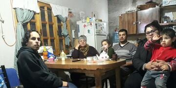 La conmovedora historia de Elías: lo aqueja un linfedema que pesa 20 kilos y va del escroto al pie