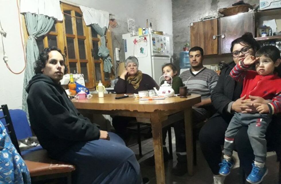 La conmovedora historia de Elías: lo aqueja un linfedema que pesa 20 kilos y va del escroto al pie