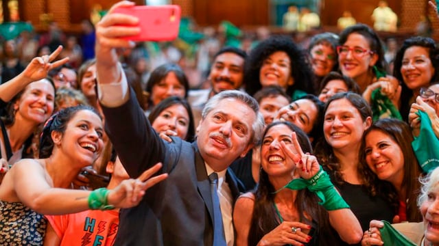 Fernández reiteró su "compromiso" con la ley del aborto pero "ahora urgen otros temas"