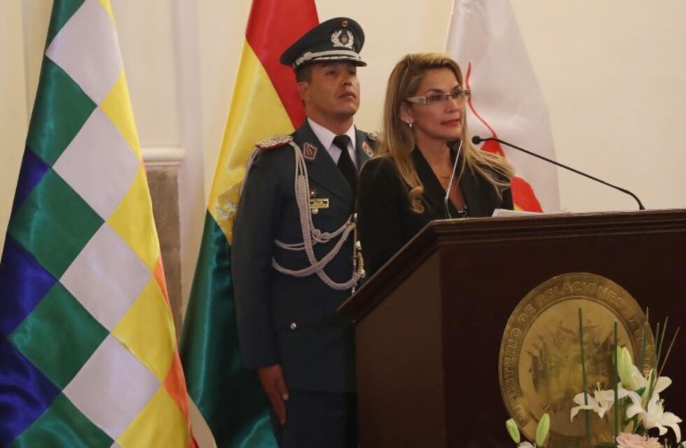 El gobierno interino anunció una mesa de diálogo con el partido de Evo Morales para "pacificar" Bolivia