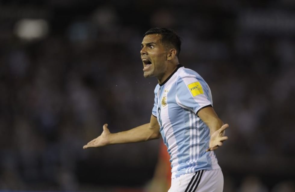 Mercado se lesionó en un amistoso con Sevilla y preocupa a Sampaoli