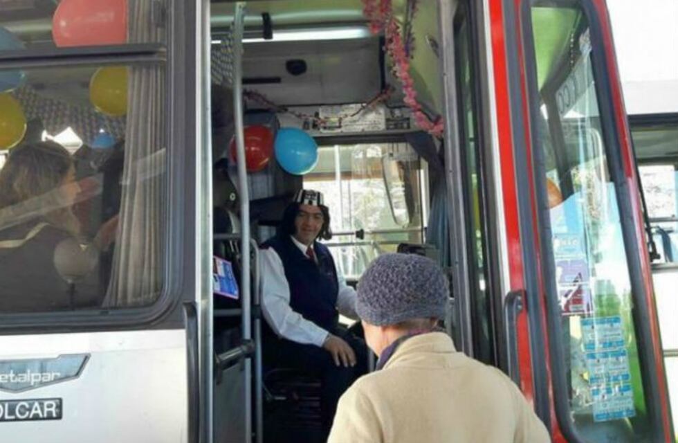 Un chofer cordobés celebró su cumple decorando el colectivo con globos y guirnaldas