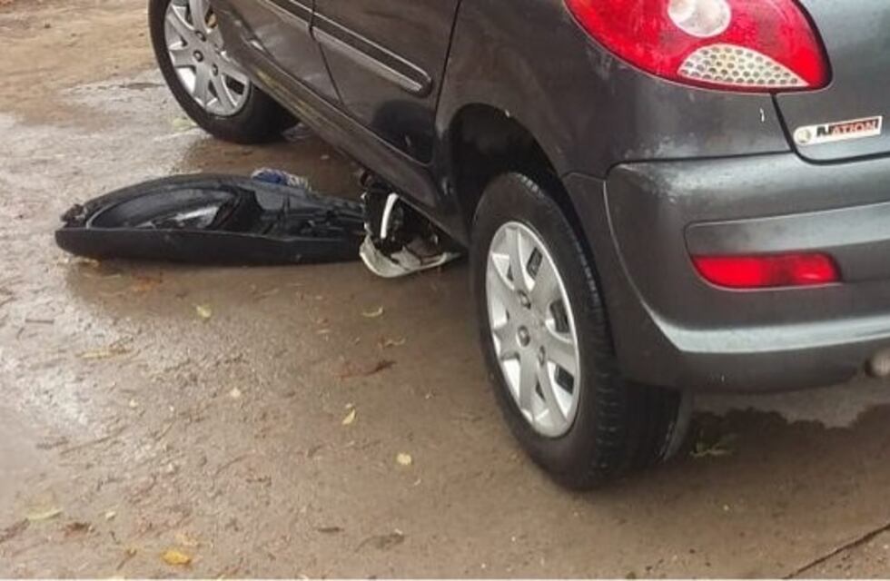 Madre e hija heridas tras chocar su moto contra un auto en San Francisco