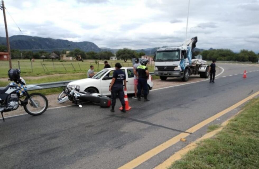 Insólito: era buscado por la policía y chocó a un efectivo motorizado
