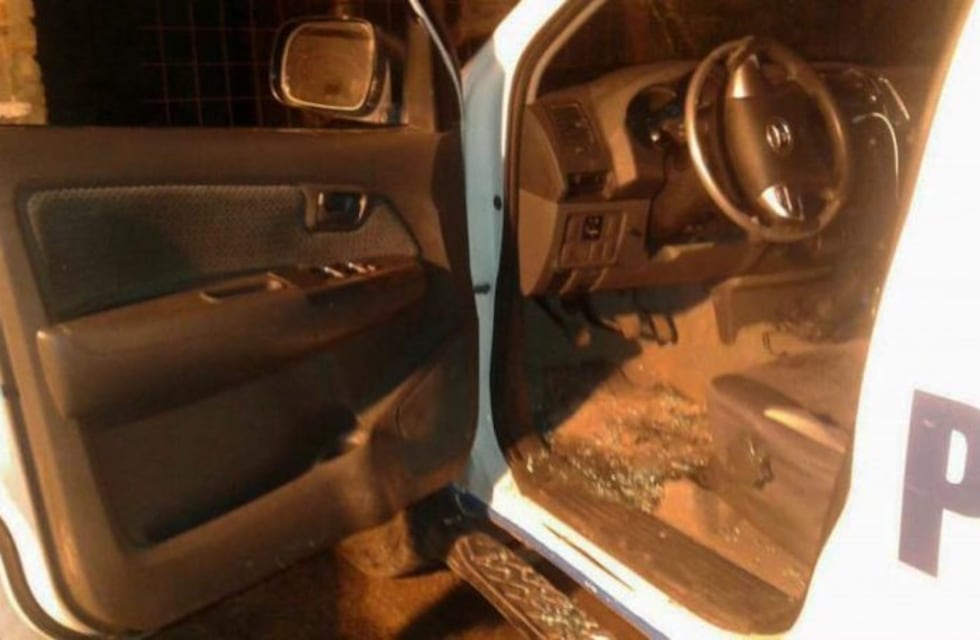 En pleno operativo, agredieron a piedrazos a tres policías y rompieron los vidrios de un patrullero