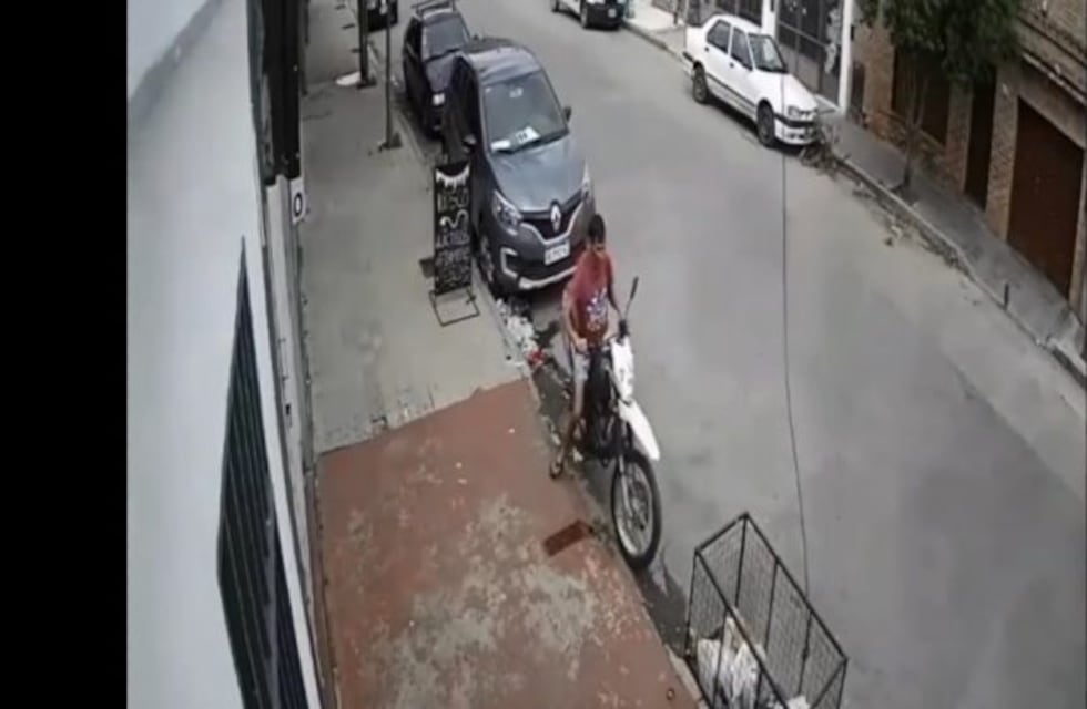 Video: Robó una moto en San Vicente, quedó registrado y ahora lo buscan