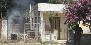 Las llamas se desataron en el patio de un domicilio de barrio Saavedra por quema de pastos\u002E (Flash 24)
