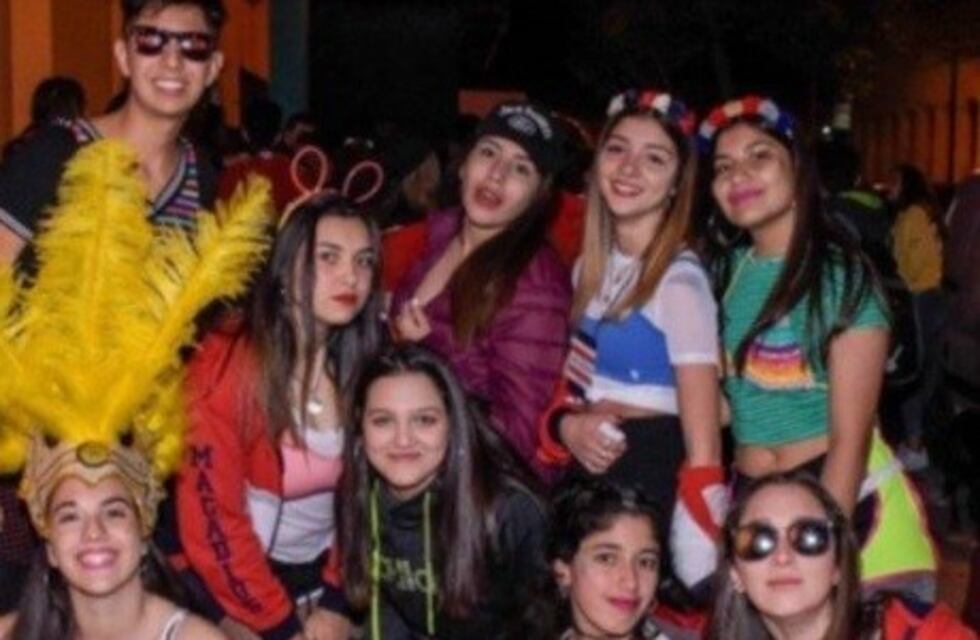 Alumnos del último año se sacaron una foto y apareció un integrante inesperado