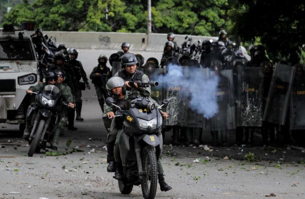 La Guardia Nacional Bolivariana detuvo dos veces a un periodista que cubría la represión en Venezuela