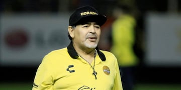 Diego Maradona tiró un caño sentado en una silla\u002E (REUTERS)
