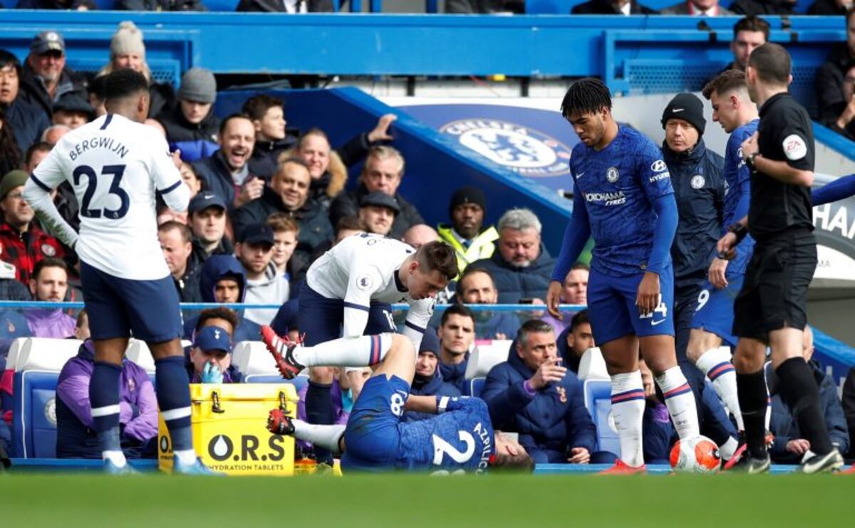 César Azpilicueta ligó un fuerte pisotón del ex Rosario Central\u002E (Reuter)