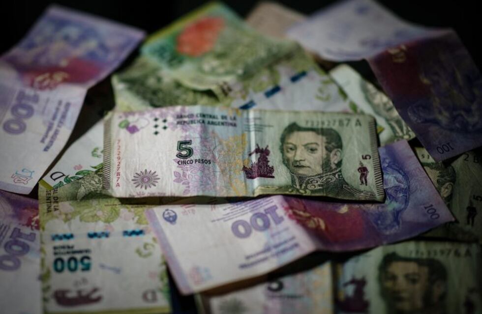 Bomberos de Rosario piden que la gente les deje a ellos los billetes de cinco pesos