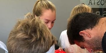 Juan Martín del Potro le firmó autógrafos y se sacó fotos con tres niños entrerrianos que viajaron hasta Tandil para conocerlo\u002E