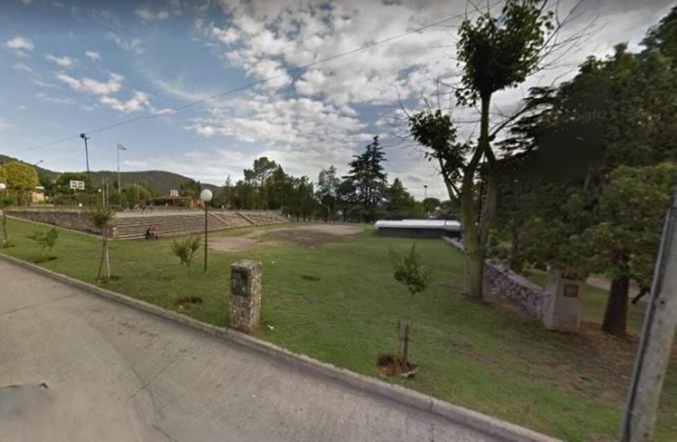 Carlos Paz: cuatro jóvenes detenidos por jugar al fútbol en una plaza