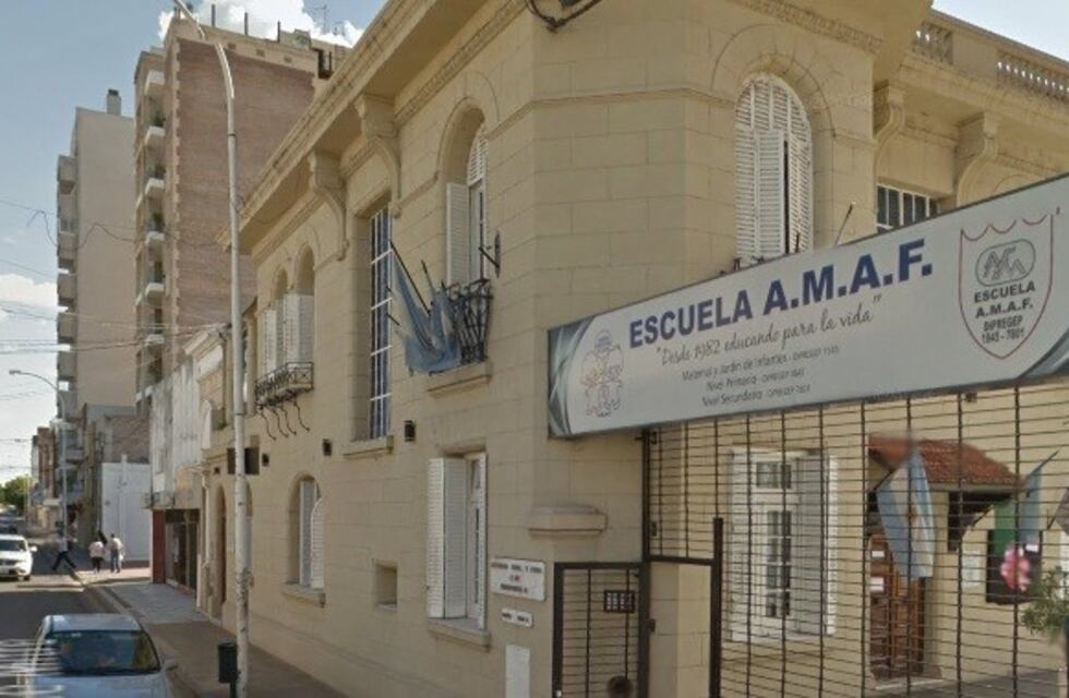 A los golpes: dos mujeres fueron detenidas en la puerta de un colegio por riña callejera
