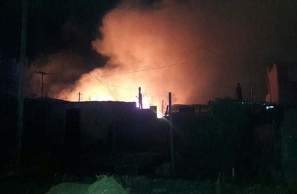 Voraz incendio en Bernal dejó a un chico muerto