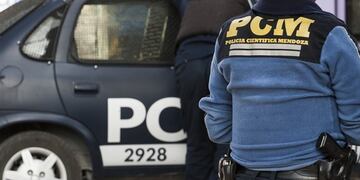 Dos ladrones armados asaltaron a una mujer y le robaron su auto con su hijo de 3 años adentro\u002E