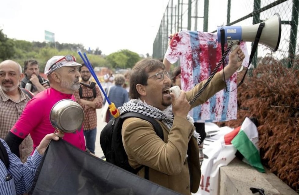 El Gobierno denunció que un grupo kirchnerista organizó las amenazas contra la Selección en Barcelona