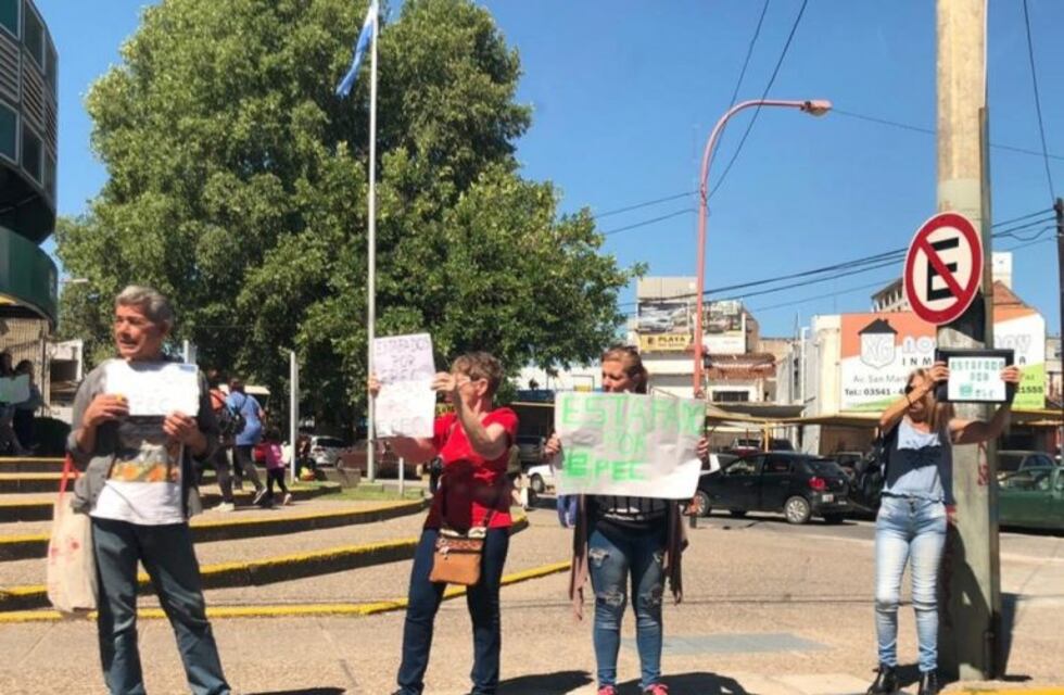 "Estafados por Epec": la protesta de vecinos en pleno centro de Carlos Paz