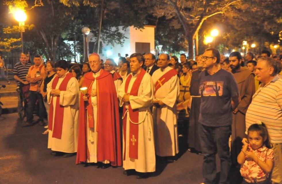 Cientos de fieles en el Vía Crucis en la Costanera de Corrientes
