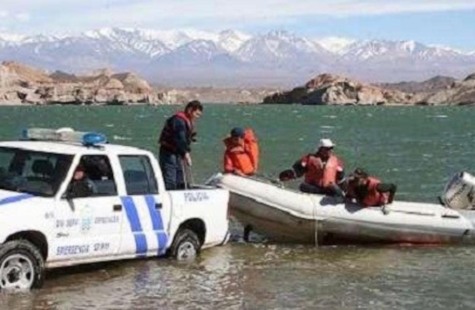 Dique de Ullum: se dio vuelta una canoa y hay un desaparecido