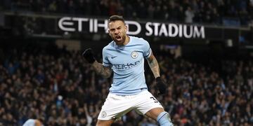 Pep Guardiola elogió a Nicolás Otamendi y lo comparó con un superhéroe\u002E Foto: DPA\u002E