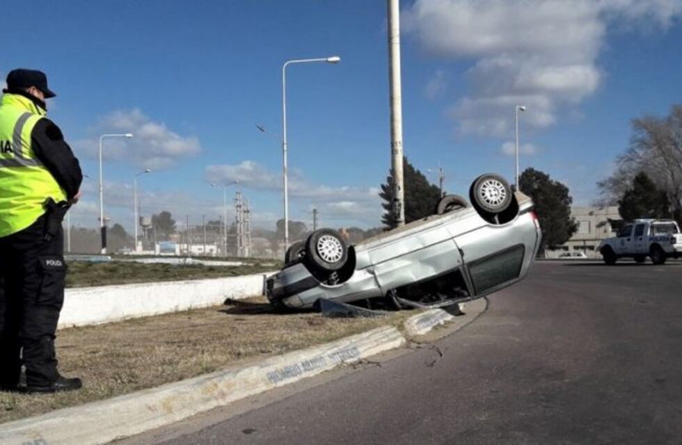 Una mujer policía volcó su automóvil en la Rotonda Ejército Argentino