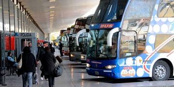 El Gobierno estableció los requisitos de uso de micros y trenes para la temporada de verano.