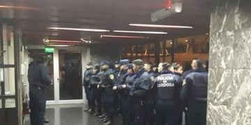 La planta baja de la Epec y el entrepiso amanecieron rodeados de policías\u002E
