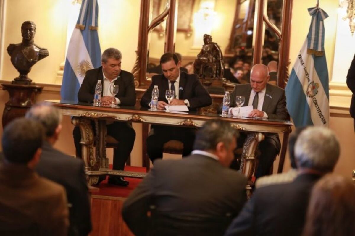 El gobernador Valdés junto al titular de la Fundación Manos Verdes para generar concientización sobre el medio ambiente\u002E