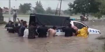 Móvil de la Policia inundado en barrio jujeño
