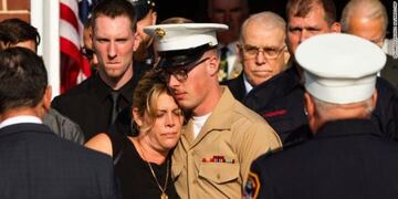 Erika Starke y su hijo Michael Haub, que tiene el mismo nombre que su marido, despiden sus restos identificados hace pocos días\u002E Foto: CNN\u002E