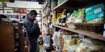 AME648\u002E BUENOS AIRES (ARGENTINA), 16/10/2019\u002E- Un hombre observa los precios de los alimentos en un mercado este miércoles, día en el que se conoce el nuevo indicie de inflación correspondiente al mes de septiembre en Buenos Aires (Argentina)\u002E Los precios al consumidor en Argentina aumentaron en septiembre pasado un 53,5 % respecto al mismo mes del año pasado, informó el Instituto Nacional de Estadística y Censos (Indec)\u002E EFE/Juan Ignacio Roncoroni