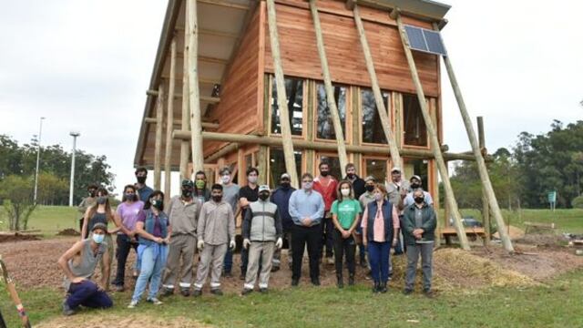 En el lugar, trabajadores y voluntarios se encargan de ultimar detalles para la presentación.