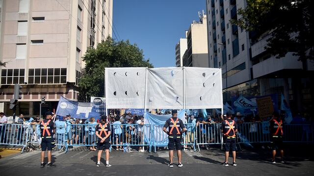 Apertura de sesiones ordinarias. Protesta de la UEPC fuera del recinto de la Unicameral. (Pedro Castillo / La Voz)