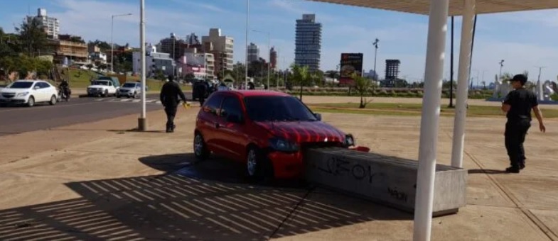 Posadas: despistó con su automóvil e impactó contra un banco de cemento