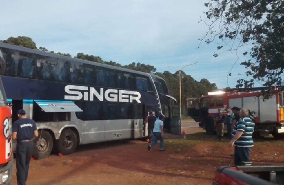 Principio de incendio en un colectivo de larga distancia en el acceso de Puerto Piray